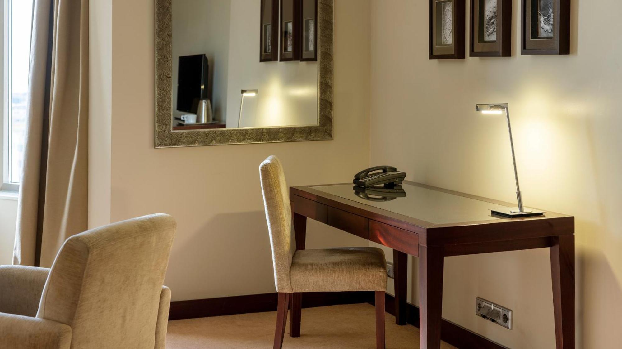 Crowne Plaza Porto By Ihg Hotel Luaran gambar A desk with a built-in light
