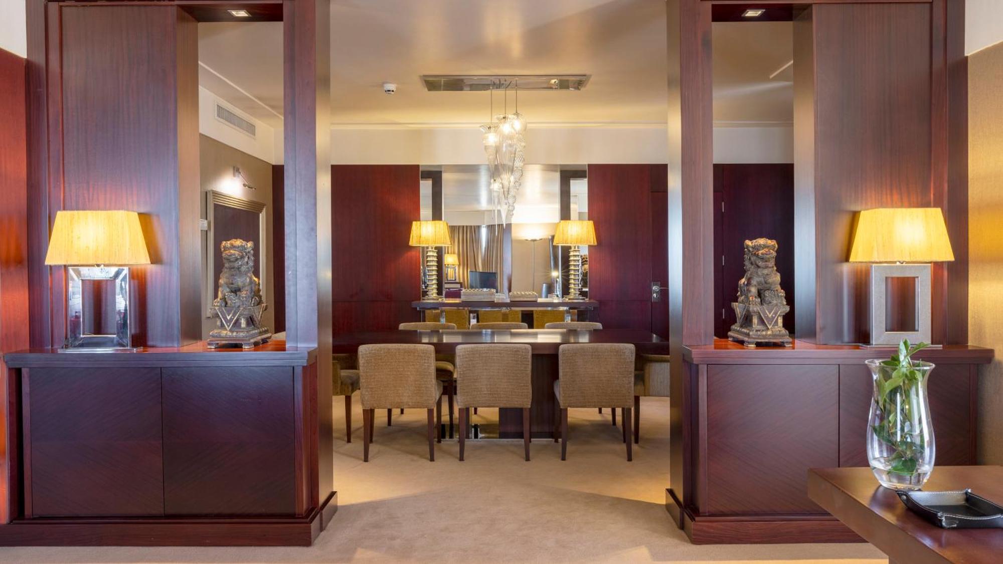 Crowne Plaza Porto By Ihg Hotel Luaran gambar The interior of a suite
