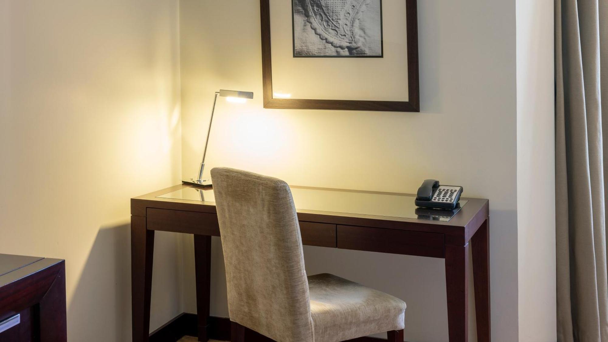 Crowne Plaza Porto By Ihg Hotel Luaran gambar A writing desk in a hotel room