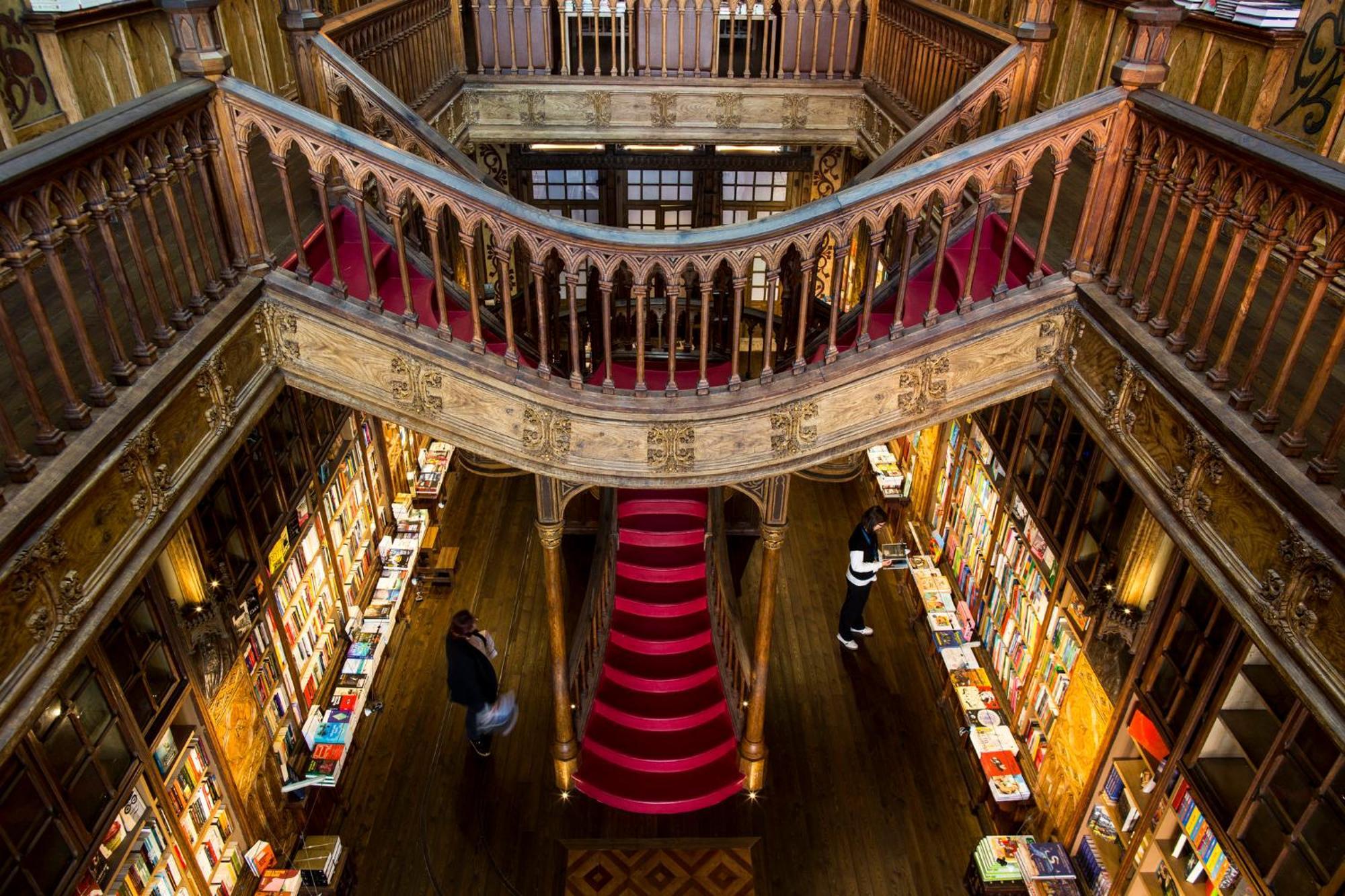 Crowne Plaza Porto By Ihg Hotel Luaran gambar The interior of the bookstore