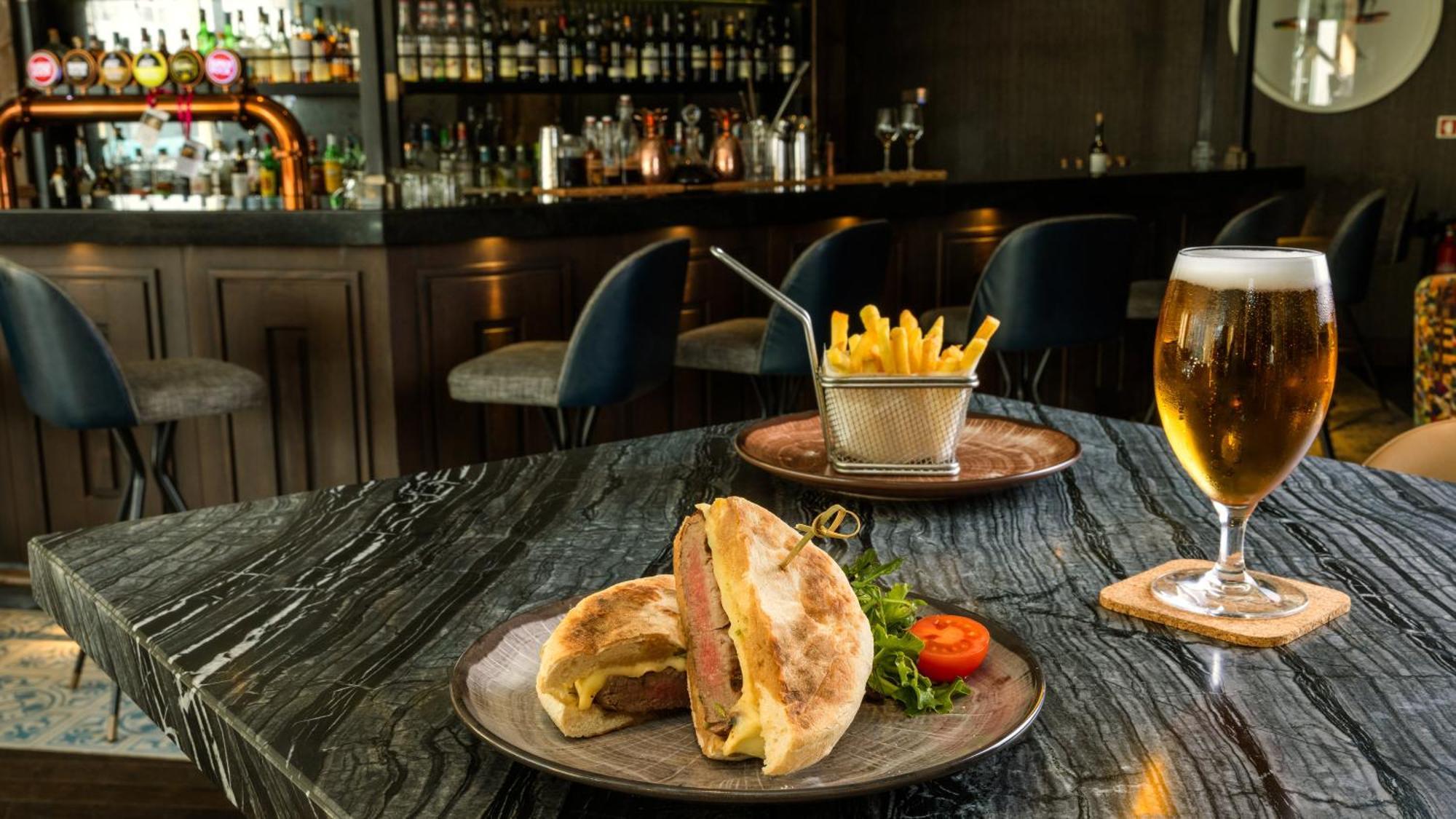 Crowne Plaza Porto By Ihg Hotel Luaran gambar The bar at the hotel